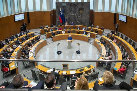 Preberi Si Barometer Slab A Ocena Vladi In Golobu Vse Ve