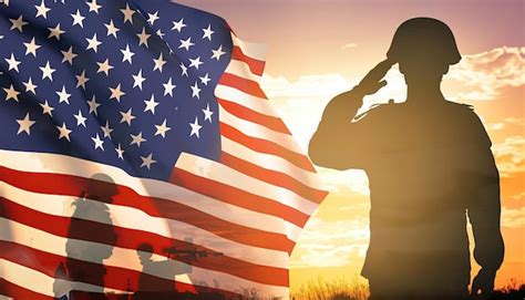 Un Soldado Saludando Frente A Una Bandera Americana Foto Premium