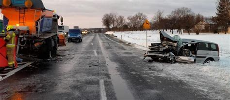 Tragedia na drodze w woj lubelskim Samochód osobowy zderzył się z