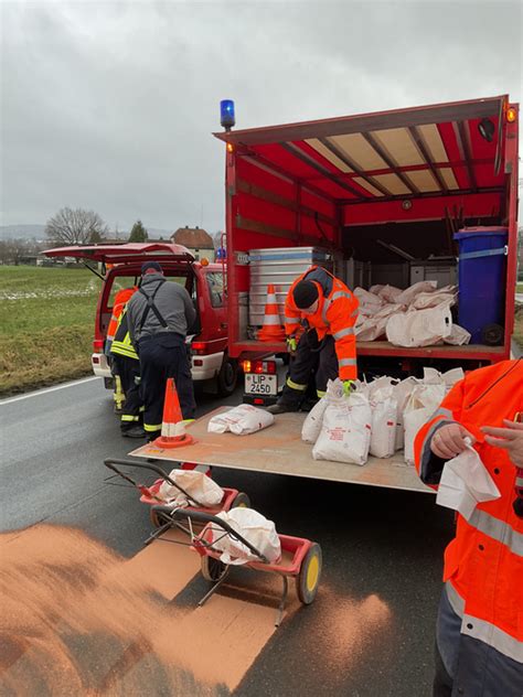 011 24 TH 1 Ölspur auf Straße Freiwillige Feuerwehr Leopoldshöhe