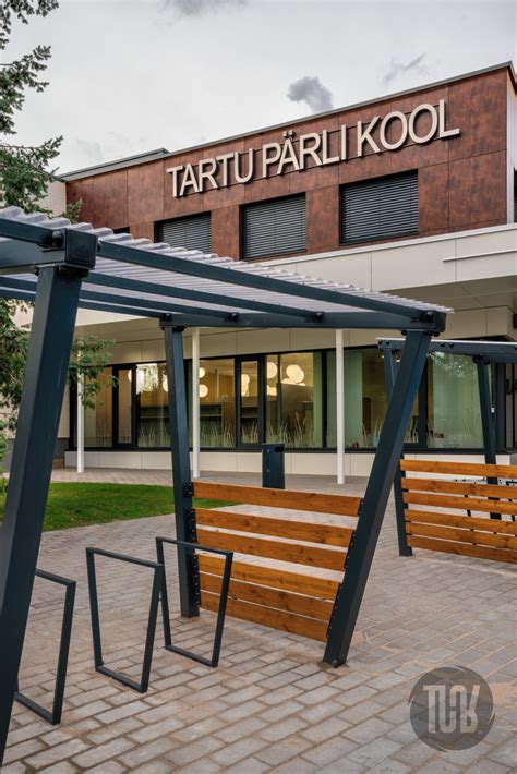 Tartu Pärli kool fotod fassaadist ja mänguväljakust Tartu Pärli kool