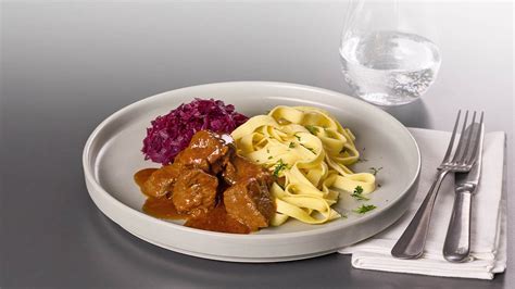 Rindergulasch Mit Rotkohl Und Nudeln