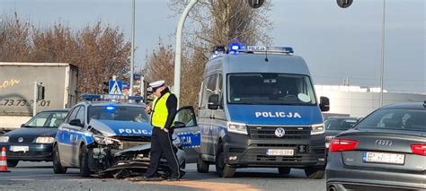 Wypadek policji na alei Bartoszewskiego w Łodzi Radiowóz wjechał w tył