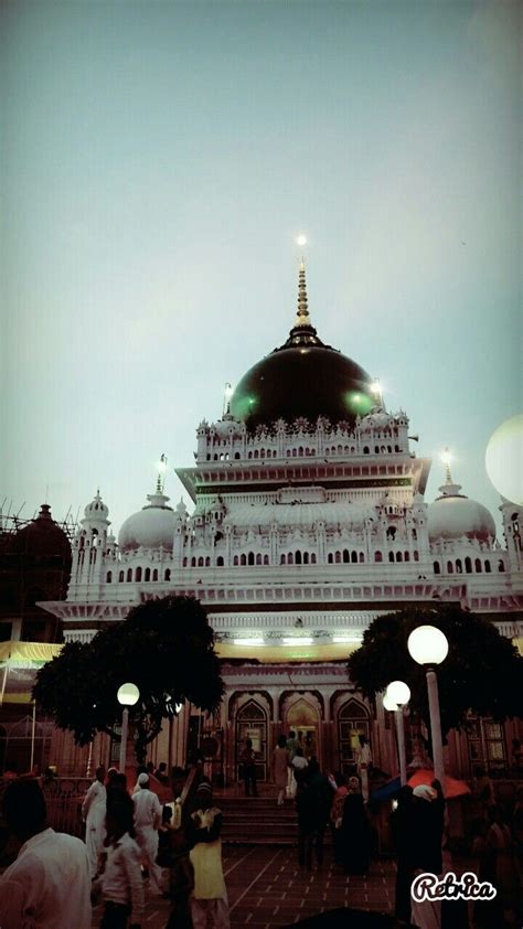 Pin By Zehra Rizvi On Islamic Mosque Taj Mahal Landmarks