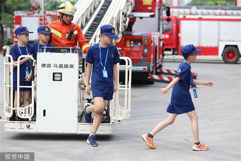 厦门：学生参加消防夏令营 提高消防安全意识和自救能力