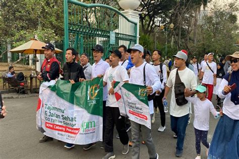 Peringatan Tahun Gontor Ribuan Santri Dan Alumni Jalan Sehat Di