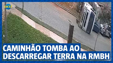 Caminhão tomba ao descarregar terra em condomínio na Grande BH Vídeo