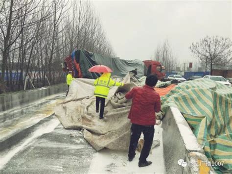 商丘雨天发生一起交通事故 一辆大货车侧翻 大豫网 腾讯网