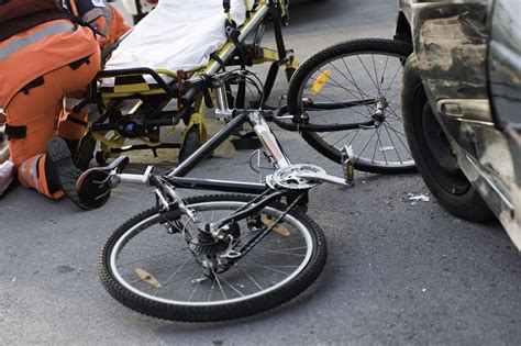 Violento Scontro Tra Una Moto E Un Camion A Milano Gravissimo Un