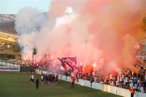 Video Pogledajte Kako Je Torcida Podr Ala Mom Ad Hajduka Na Treningu