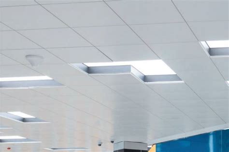 Knauf Ceiling Solutions Armstrong Metal R H 200 Q H 100 F R H