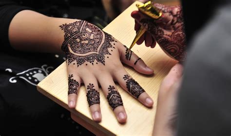 How To Become A Henna Artist