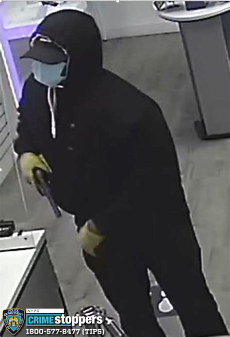 Caught On Video Queens Cell Phone Store Robbed At Gunpoint Cbs New York