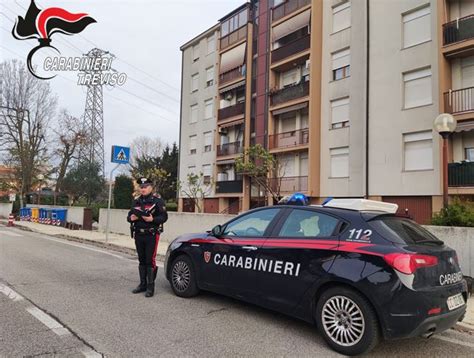 Follia A Treviso Massacra Di Botte La Compagna E Aggredisce L Amica