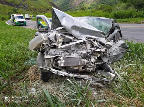 Frente De Carro Fica Destruída E Motorista Morre Em Batida Com Carreta