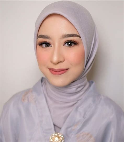 Pin By Hitsy20 On Makeup Wisuda Fix Hijab Makeup Graduation Look Makeup Graduation Makeup