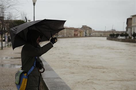 Maltempo Nelle Marche Situazione Di Allarme A Senigallia