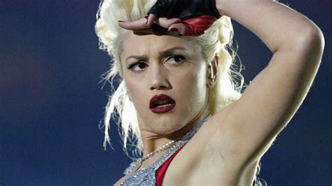 10 bizarre Super Bowl halftime performers