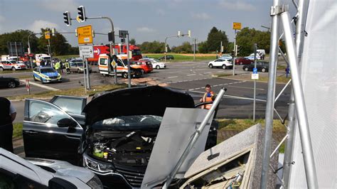 FOTOS Weinheim Schwerer Unfall Zwischen Rettungswagen Und Renault