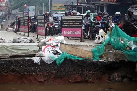 Foto Kemacetan Di Jalan Raya Sawangan Depok Imbas Proyek Jembatan Mampang