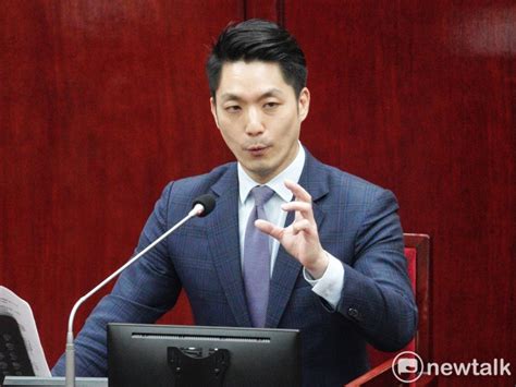 蔣萬安施政報告開書看稿宛如指揮家 在野議員砲轟有夠不認真 政治 Newtalk新聞