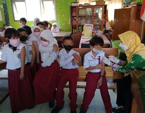 Sedang Apa Merekadi Mana Merekamereka Memakai Baju Apa Berapa Murid