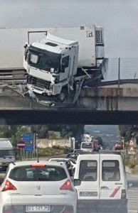 Monopoli Tir Fuori Strada La Motrice In Bilico Sul Cavalcavia Sulla