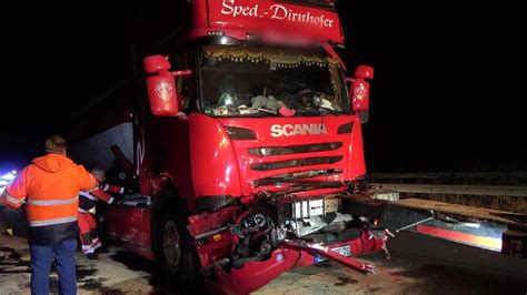 Lkw F Hrt An Stauende Auf Lkw Fahrer Verletzt Bergung Auf A In