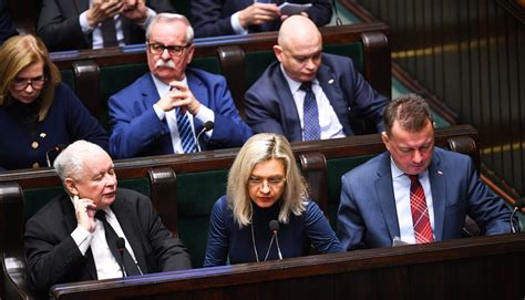 Poparcie dla PiS osiągnęło 40 proc wysoka przewaga nad KO Jest nowy