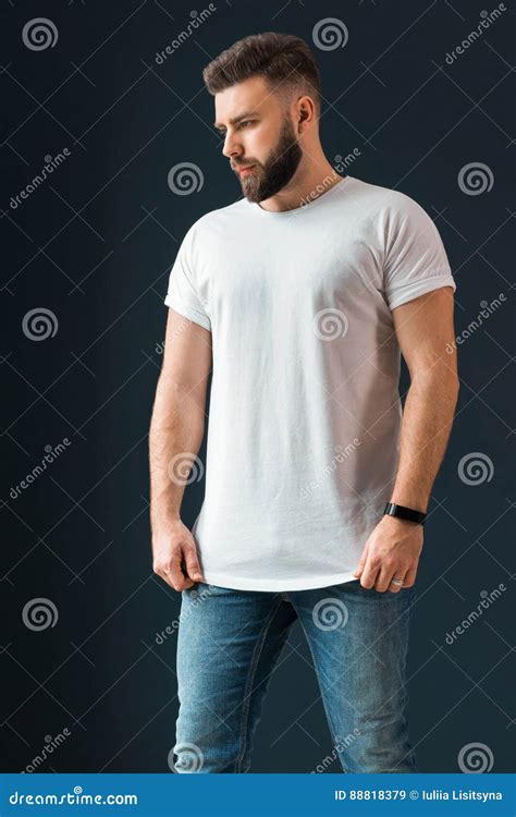 De Jonge Gebaarde Knappe Hipstermens Gekleed In Witte T Shirt Met Korte Kokers En Jeans