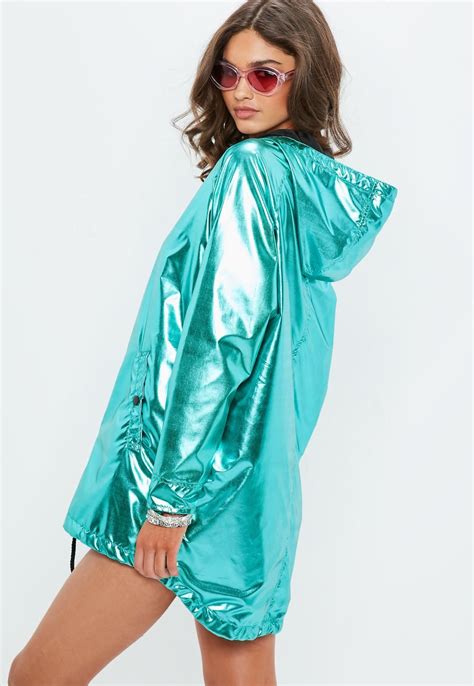 Missguided Green Metallic Rain Mac Jacket Ropa Brillante Moda De Ropa Ropa De Moda