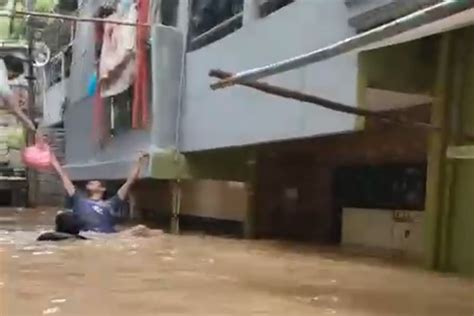 Banjir Di Kebon Pala Jatinegara Warga Ketinggian Langsung 2 Meter