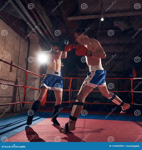 Entrenamiento De Los Boxeadores Kickboxing En El Anillo En El Club De