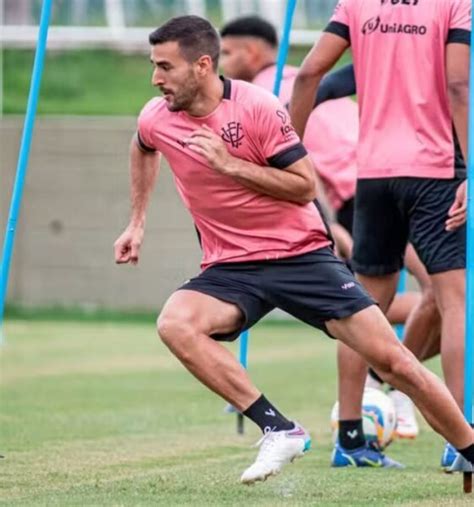 Vitória Cáceres chega a Salvador e inicia pré temporada