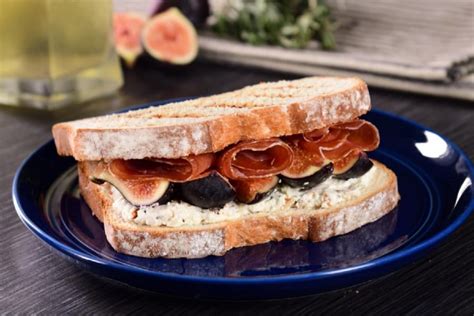 Sándwich de Higos con Queso de Cabra y Jamón Serrano Con Sal y Azucar