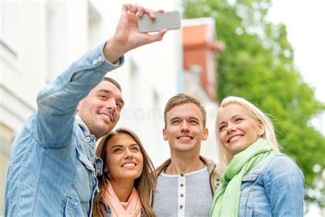 Groupe D Amis De Sourire Faisant Le Selfie Dehors Image Stock Image