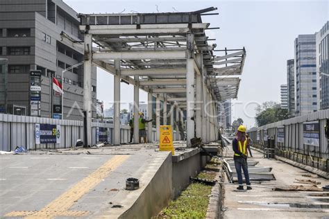 Revitalisasi Halte Transjakarta Antara Foto