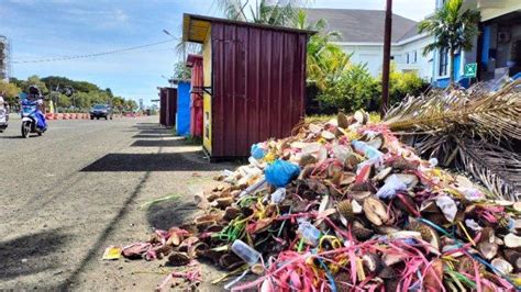 Sampah Kulit Durian Menggunung Di Jalan Yos Sudarso Mamuju Ganggu