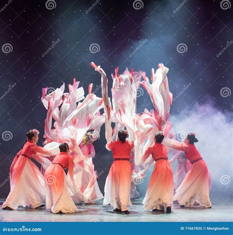 Gorgeous Flame-Chinese Folk Dance Editorial Image - Image of jiangxi