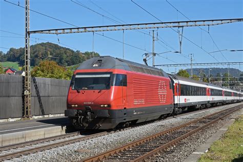 Re 460 056 5 durchfährt den Bahnhof Gelterkinden Bahnbilder de