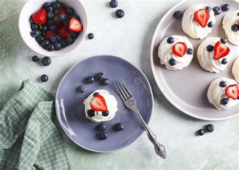 Merengue De Mini Pavlova Con Crema Y Ar Ndanos Y Fresas Azotados Imagen