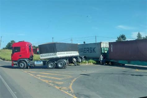 V Deo Trem Parte Ao Meio Um Caminh O No Interior Do Paran Bem Paran