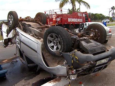 G1 Caminhonete roubada capota e atinge carro em perseguição em Sumaré