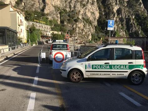 Frana A Riva Ancora Chiusa Da Limone La Gardesana Giornale Di Brescia