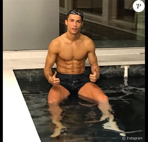 Cristiano Ronaldo En Toute Humilité Muscles Saillants Devant Ses