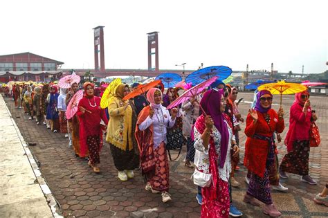 FOTO Potret Parade Dan Peragaan Busana Hari Kebaya Nasiona