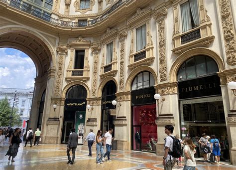 Milano Da Prada A Gucci Ecco Quanto Pagano In Galleria Affaritaliani It