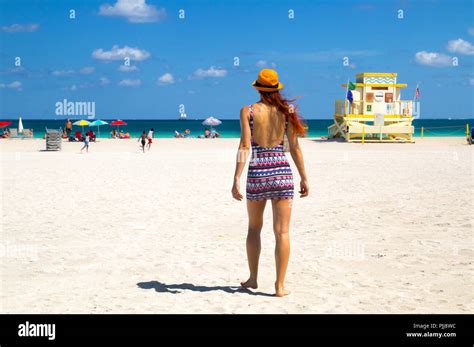 Vacaciones En Miami Beach Florida Vista Posterior Del Cabello Rojo