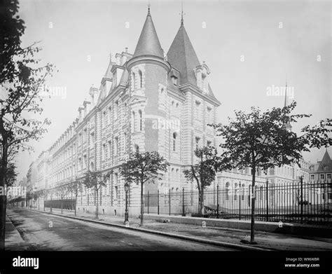 American hospital, Paris Stock Photo - Alamy