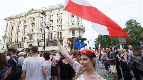 Eu Komission Leitet Sanktionsverfahren Gegen Polen Ein Stern De